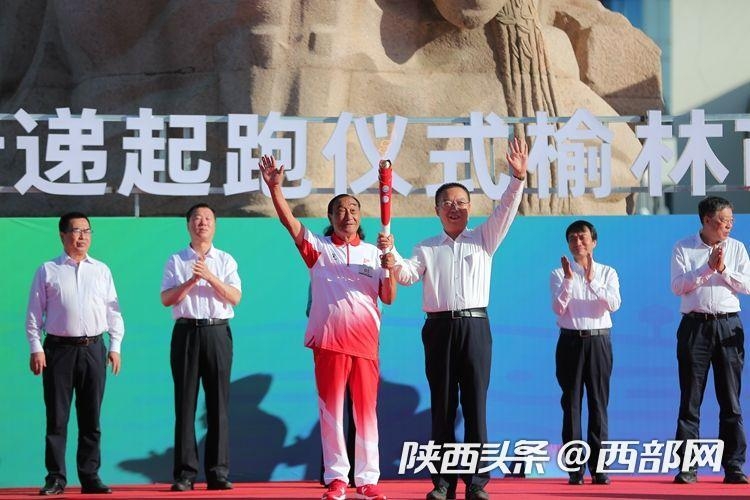 塞上古城開(kāi)跑！ 十四運(yùn)會(huì)和殘?zhí)貖W會(huì)火炬在榆林傳遞
